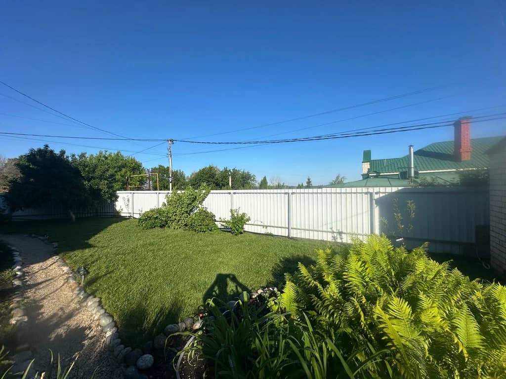 Обратился в данную компанию по вопросу подготовки участка, а также укладки рулонного газона. Работы были выполнены очень качественно, оперативно, в срок. Сотрудники офиса, а также исполнители отзывчивые, компетентные, всегда на связи. Финальным результатом очень доволен, большое спасибо данной компании за выполненные работы 🤝. Рекомендую данную компанию.