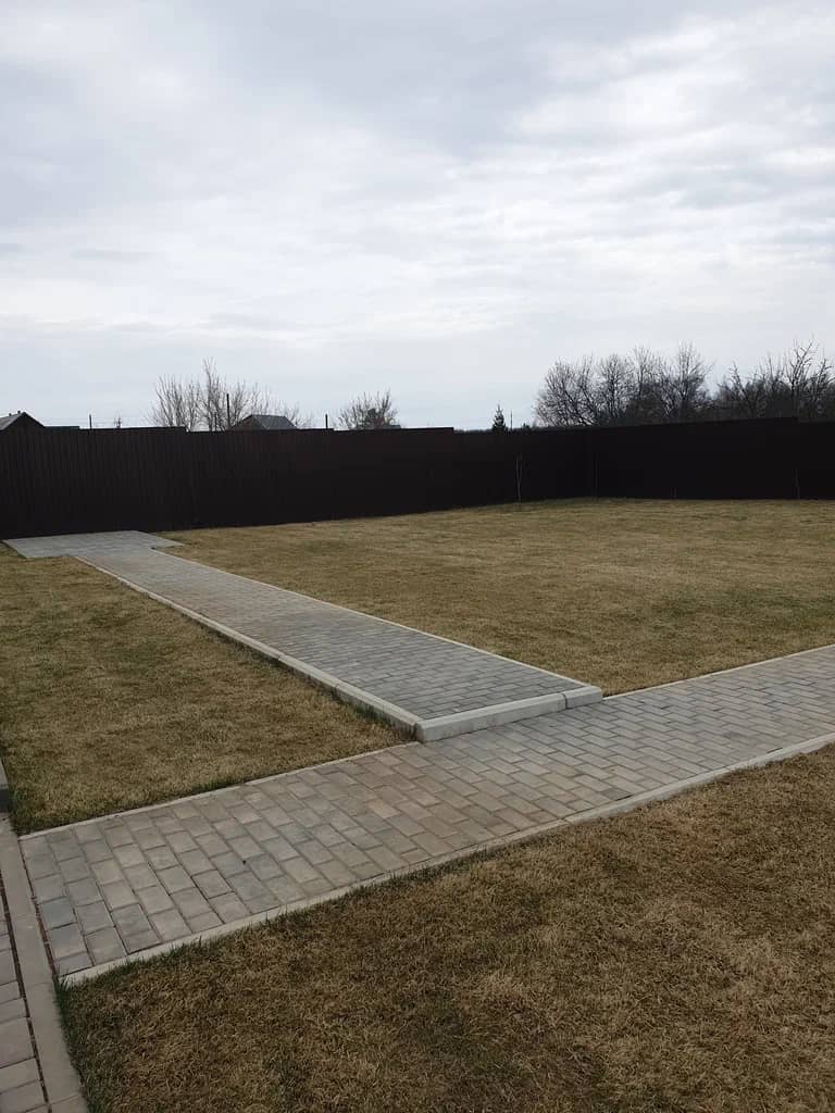 Обработали газон на 6 сотках. Провели аэрацию и обработали удобрением. Быстро, качественно. Выезжают в область. Спасибо за работу.